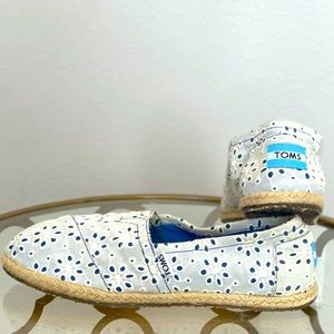 TOMS white blue slip ons NEW Sz 6